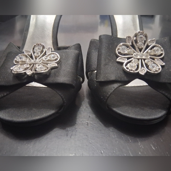 Starlet Silver and Black Embellished Sandals with Floral Design    Size 9.5W - Picture 2 of 12